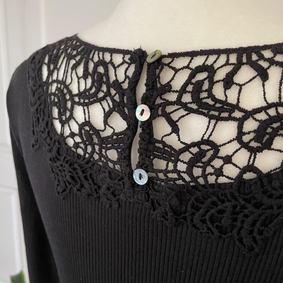 **SOLD** Lace & ribbed knit black shirt - Size M - Picture 4 of 5